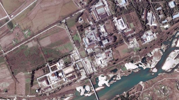 epa03647418 (FILE) A file handout satelite image provided by DigitalGlobe and dated 29 September 2004 shows the Yongbyon complex nuclear facility, some 100 km north of Pyongyang, North Korea. According to media reports on 02 April 2013, North Korea has announced that it will reopen the Yongbyon nuclear complex which was closed in 2007. EPA/DIGITAL GLOBE / HANDOUT MANDATORY CREDIT HANDOUT EDITORIAL USE ONLY/NO SALES