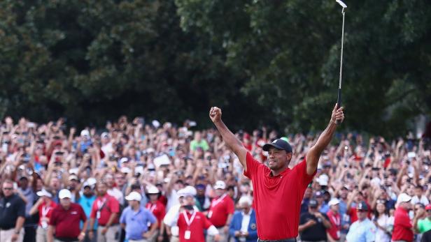 Zurück im Geschäft: Tiger Woods jubelt über Sieg Nummer 80.
