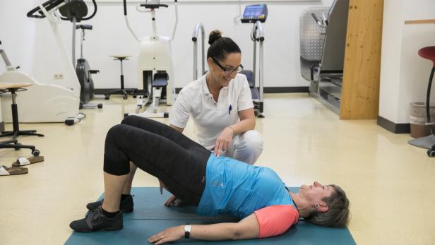 Übungen unter Anleitung von Physiotherapeutinnen und -therapeuten stärken den Beckenboden.