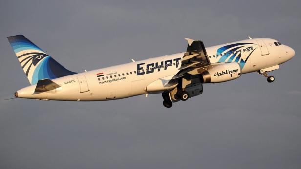 Ein Flugzeug von Egyptair startet.