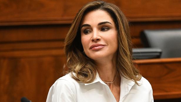 Blazer: Wie Königin Rania den Büro-Klassiker modern kombiniert