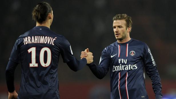 epa03644717 David Beckham (R) of Paris Saint-Germain (PSG) celebrates with his team-mate Zlatan Ibrahimovic (L) after their victory during the French Ligue 1 soccer match between Paris Saint Germain and Montpellier Herault SC at the Parc des Princes stadium, in Paris, France, 29 March 2013. EPA/YOAN VALAT