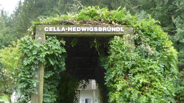 Eingang zum Hedwigsbründl: Wo der Legende nach die Heilige Hedwig Rast gemacht hat, entsprang die Bad Zeller Heilquelle