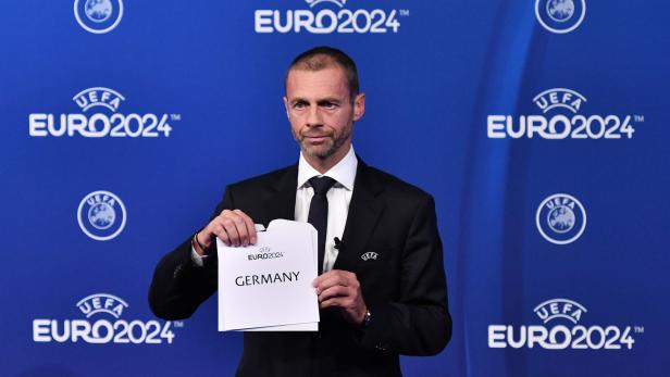 UEFA-Boss Ceferin holte Deutschland aus dem Siegerkuvert.
