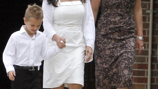 Britney Spears mit ihrer Mutter und einem Kind unterwegs.
