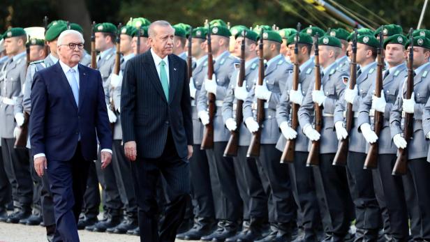 Erdogan mit militärischen Ehren in Berlin empfangen