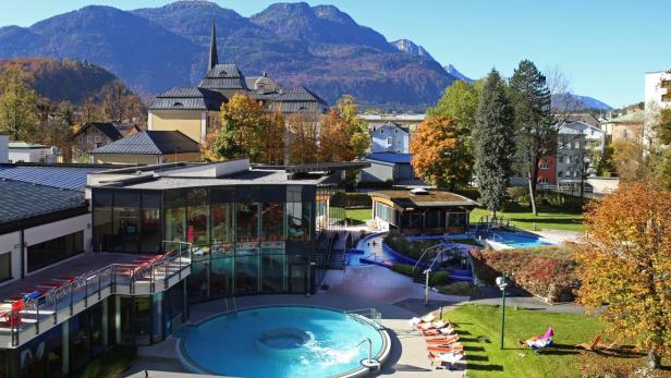 Ein Thermalbad mit Pools und Liegestühlen vor einer Bergkulisse.