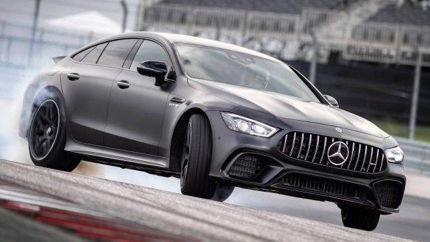 Ein grauer Mercedes-AMG GT 63 S driftet auf einer Rennstrecke.