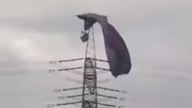 Deutschland: Heißluftballon verfängt sich in Stromleitung