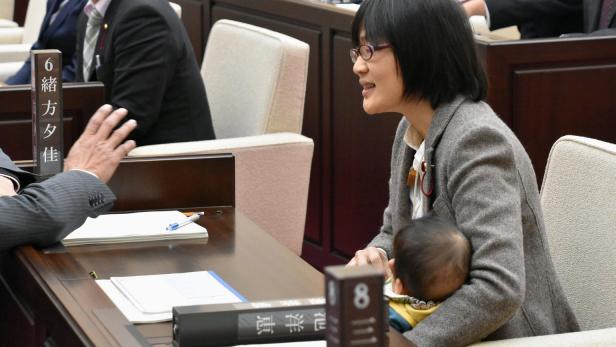 Yuka Ogata musste vergangenen November eine Sitzung des Präfekturparlaments von Kumamoto mit ihrem Baby verlassen.