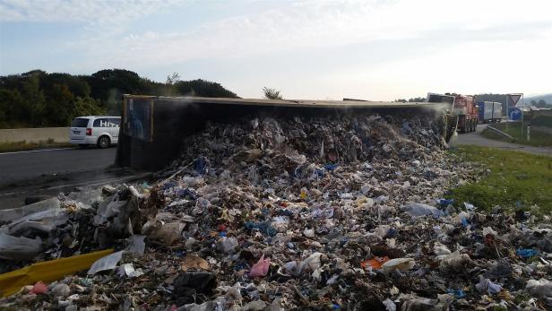 St. Pölten: Mülllaster kippte auf der Autobahn um