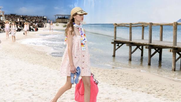 Chanel-Show in Paris: Lagerfeld lässt Strand aufschütten