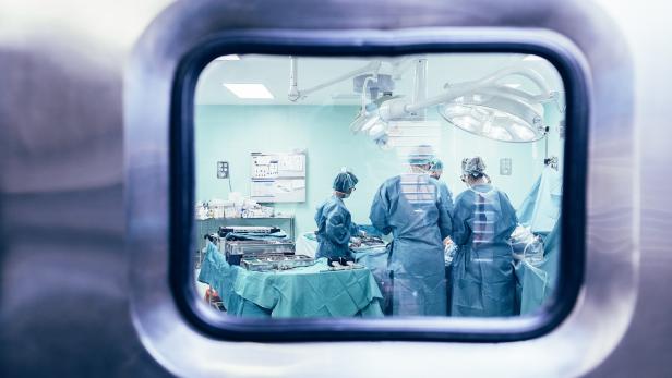 Uni-Chef zu falschen OP-Protokollen: "Kein Schaden für Patienten"