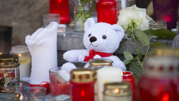 Ein Kuscheltier und Kerzen wurden an der Stelle abgelegt, an der Valentin starb