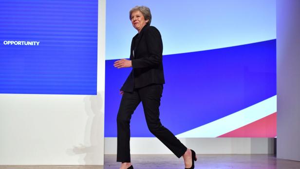 Theresa May teilte als „Dancing Queen“ munter aus