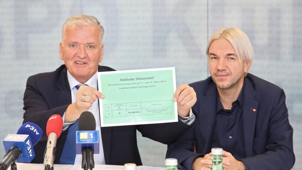 Franz Schnabl und Michael Fertl mit dem kritisierten Stimmzettel