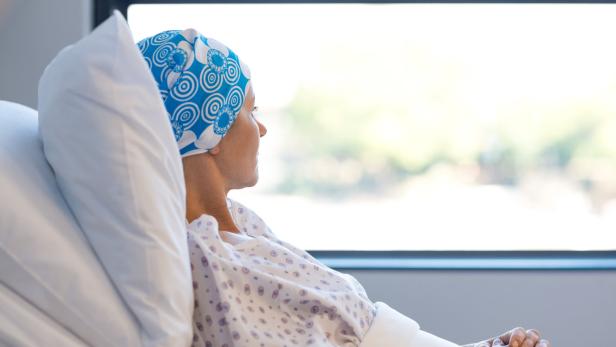Eine Frau mit Krebs liegt in einem Krankenhausbett.