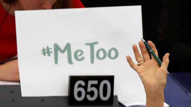 Ein #MeToo-Plakat, aufgenommen im EU-Parlament im Jahr 2017 im Rahmen einer Debatte über sexuelle Belästigung.