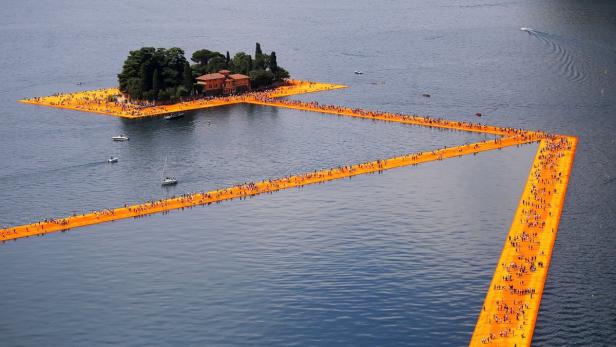 15 Millionen Euro kosteten die am Wochenende eröffneten „Floating Piers“ von Christo.