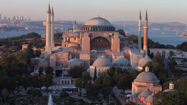 Die Hagia Sophia in Istanbul, Türkei, mit Minaretten und Kuppeln im goldenen Licht.