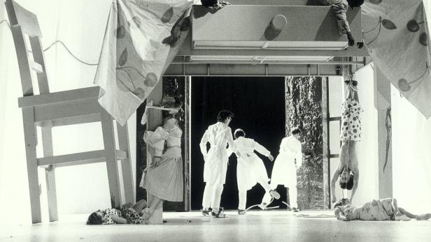 Helnwein erarbeitete 1988 das Bühnenbild zu Kresniks „Macbeth“ am Theater in Heidelberg