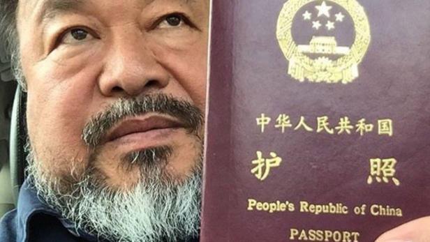 Künstler Ai Weiwei mit seinem chinesischen Pass