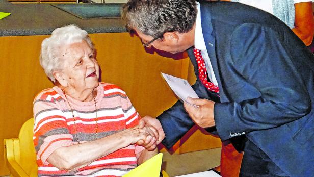 Bürgermeister Peter Koch gratuliert einer Seniorin