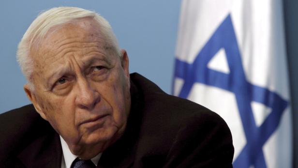 epa02443488 (FILE) A file picture dated 16 November 2005 shows then Israeli Prime Minister Ariel Sharon looking up towards a presentation given in his Jerusalem offices on plans to develop the Negev Desert. Ariel Sharonës family has finally agreed to take the former Israeli premier home, after insisting that he be cared for in hospital since a stroke left him comatose, a hospital spokeswoman said 11 November 2010. The 82-year-old has been in a vegetative state since suffering a stroke on January 4, 2006, at perhaps the height of his popularity and while running for re-election. The Sheba hospital, east of Tel Aviv, has said that it had begun to discuss Sharonës return home with the family as early as two years ago, but these attempts had not born fruit until now &quot;because of the familyës refusal.&quot; EPA/JIM HOLLANDER