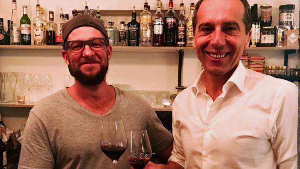 Ein Roter nach dem Abgang: Christian Kern twitterte am Abend ein Foto an der (Wein-)Bar