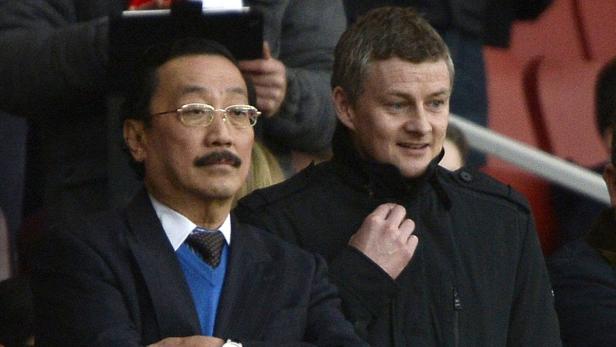 Cardiff City's owner Vincent Tan and Ole Gunnar So Solskjaer schaute sich am Neujahrstag gemeinsam mit Klubbesitzer Vincent Tan (li.) die Partie Cardiffs bei Arsenal an.