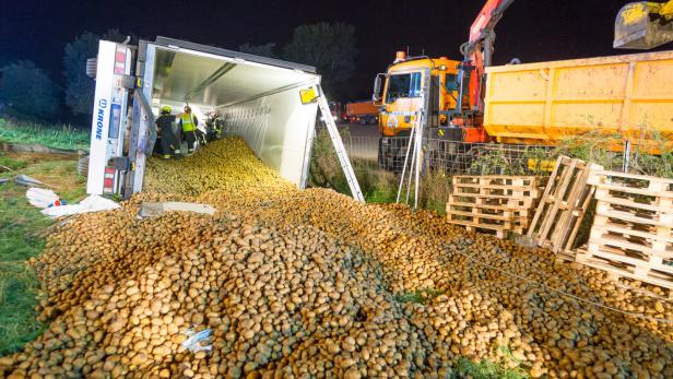 Lkw mit 23 Tonnen Erdäpfel auf A2 im Bezirk Mödling verunglückt