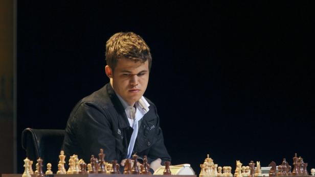 epa03485268 Norwegian chess player Magnus Carlsen competes during the collective chess game &#039;Magnus Carlsen against the world&#039; held in the Netzahualcoyotl hall of the National Autonomous University of Mexico (UNAM), as part of the Second Great Chess Festival in Mexico City, Mexico, 24 November 2012. EPA/ALEX CRUZ