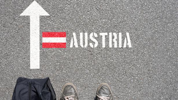 Ein Mann mit dem Koffer reist nach ?ñsterreich