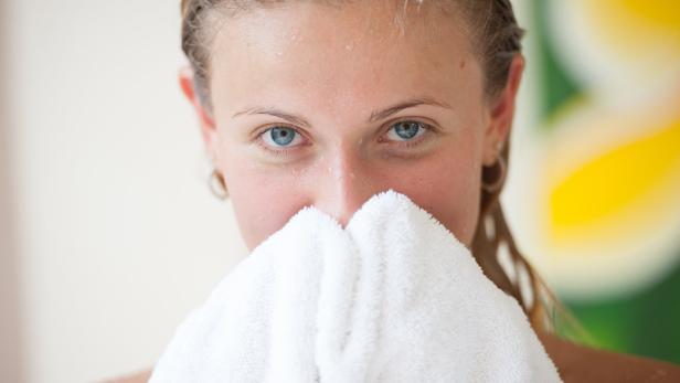 Gesicht mit Handtuch abtrocknen: Nährboden für Bakterien
