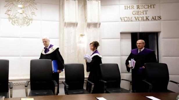Die Richter des VfGH vor Beginn der Verfahrens