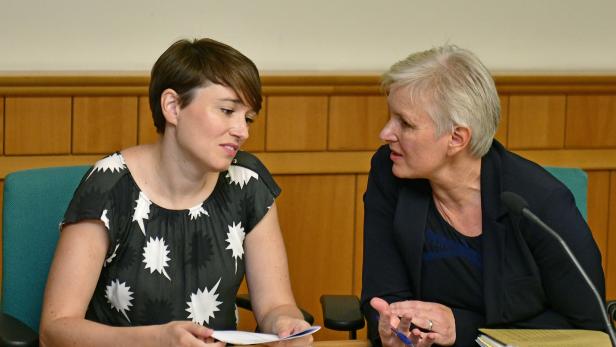 Maurer (links) mit ihrer Anwältin Maria Windhager.