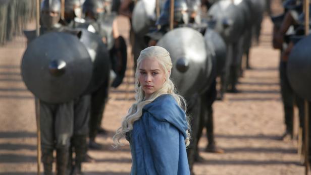 Daenerys Targaryen steht vor einer Reihe von Soldaten mit Schilden.