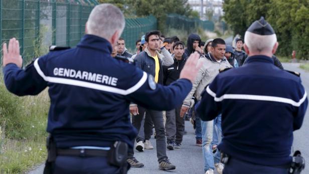 Kein Weiterkommen: Französische Polizei stoppt Flüchtlinge vor dem Ärmelkanal-Tunnel