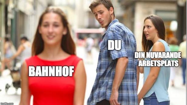 Ein Mann blickt von seinem aktuellen Arbeitsplatz abgelenkt zu „Bahnhof“.