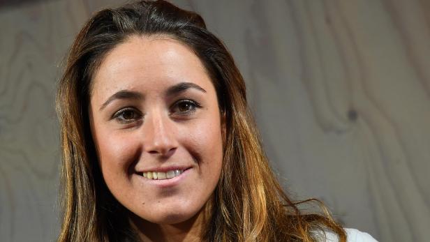 Porträt einer lächelnden Frau mit braunen Haaren.