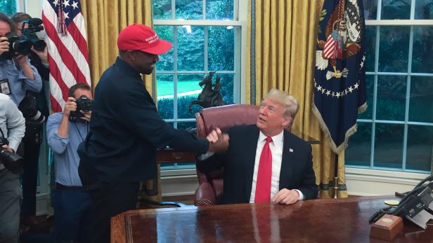 Rapper Kanye West bei US-Präsident Donald Trump im Oval Office.