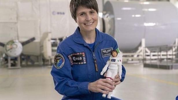 Die Raumfahrerin Samantha Cristoforetti mit ihrer Barbie.