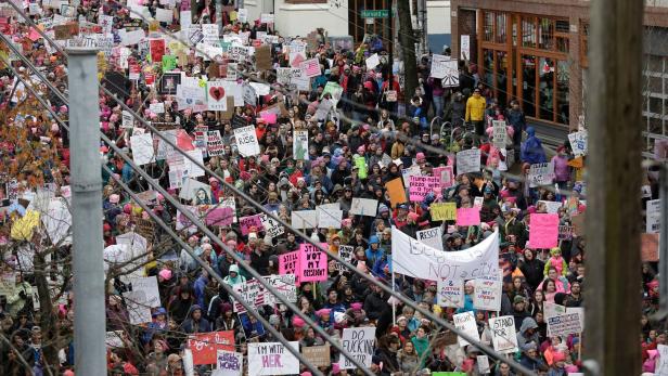 Tausende Demonstranten warfen Trump Frauenfeindlichkeit vor