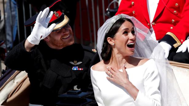Queen war "überrascht", dass Meghan Weiß bei ihrer Hochzeit trug