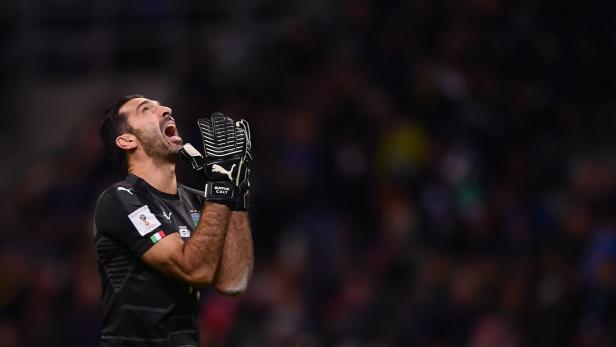 Gianluigi Buffon und seine Kollegen mussten gegen die Schweden die &quot;Schmach des Jahrhunderts&quot; hinnehmen.