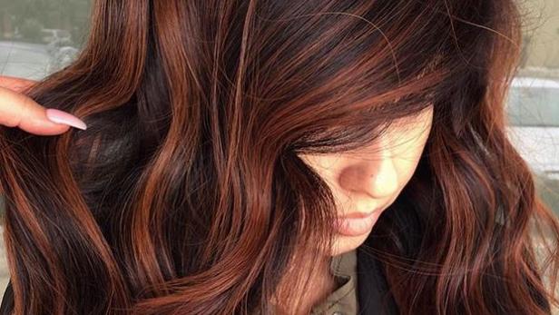 Herbstlich: Das ist die neue Trendhaarfarbe für Brünette