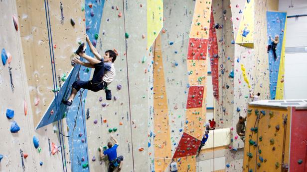 16 Meter hohe Wände in der Kletterhalle Wien.