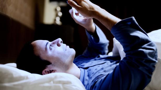 Auch vor dem Einschlafen checken viele Menschen noch einmal ihr Smartphone.