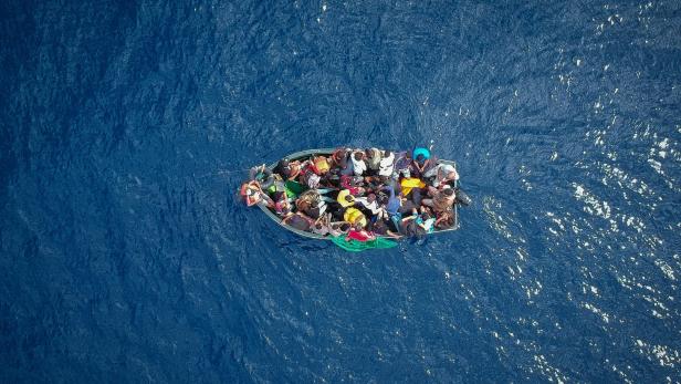 Flüchtlingsboot vor der Küste Spaniens