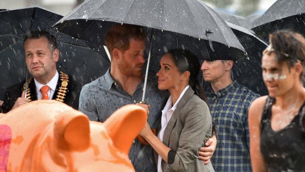 Meghan & Harry: Auf Kuschelkurs im Regen